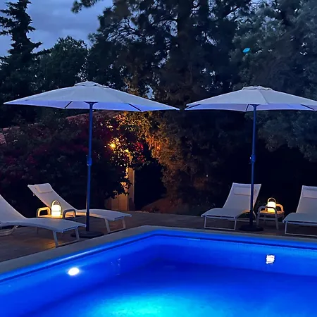 Abajo Stijlvol Met Zwembad En Tuin Daire