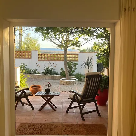 Daire Abajo Stijlvol Met Zwembad En Tuin