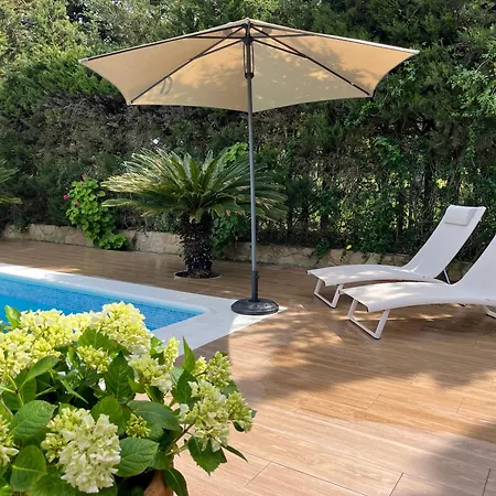 Abajo Stijlvol Met Zwembad En Tuin קדיז